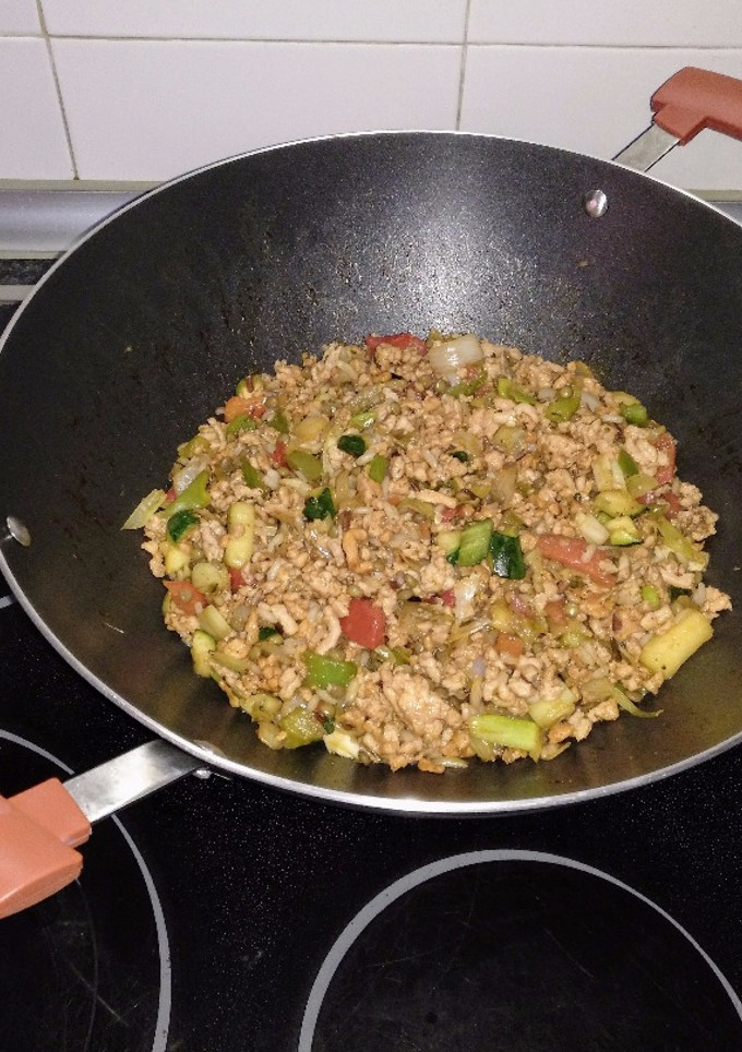 Una foto de Wok de carne picada con verduras, lentejas y tres arroces