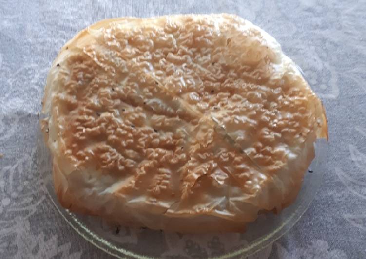 Pastel de pasta filo con espinacas, acelgas y queso filo