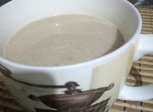 Una foto de Quaker con con leche y cacao molido