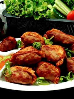 รูปของ เต้าหู้ทอด (เต้าหู้พัฟ) ยัดไส้เนื้อหมูบด Stuffed crispy stuffed tofu puffs with mince pork