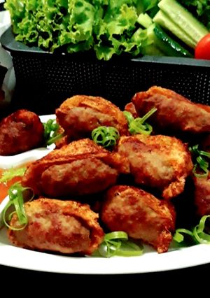 รูปของ เต้าหู้ทอด (เต้าหู้พัฟ) ยัดไส้เนื้อหมูบด Stuffed crispy stuffed tofu puffs with mince pork