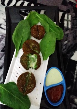 हरयाली चीज़ कबाब विथ दही धनिया डीप (Haryali cheese kabab with curd coriander dip recipe in hindi) रेसिपी मुख्य फोटो