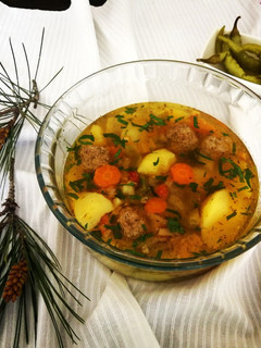 Una foto de Sopa de chorizo y bolitas de carne de ternera con patatas