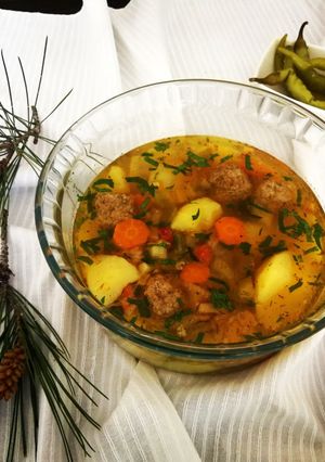 Foto principal de Sopa de chorizo y bolitas de carne de ternera con patatas