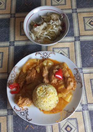 1921. Sertés pörkölt lecsósan kurkumás fűszeres rizzsel ! recept fotója