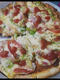वेज पिज़्ज़ा (veg pizza recipe in Hindi) रेसिपी मुख्य फोटो