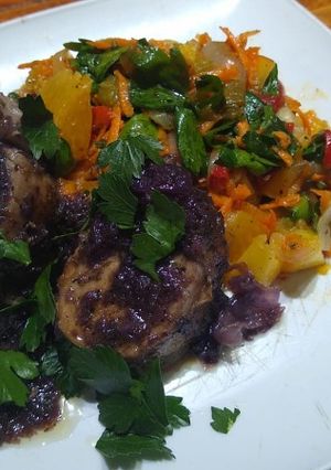 Una foto de Lomo de cerdo en blueberry y ensalada de frutas y verduras