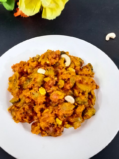 काजू करेले की सब्जी (kaju karele ki sabzi recipe in Hindi) रेसिपी मुख्य फोटो