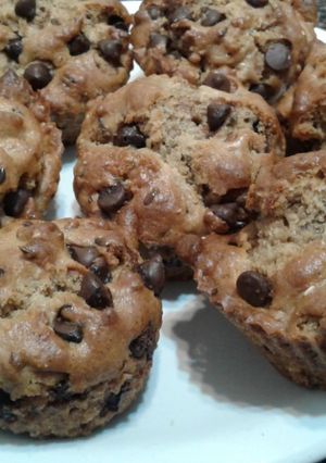 Una foto de Muffins integrales con azúcar mascabo, chips de chocolate y semillas