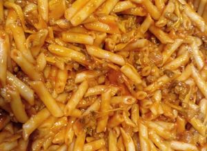 Una foto de Macarrones con carne y setas