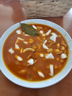 Una foto de Fabes con almejas y gambas