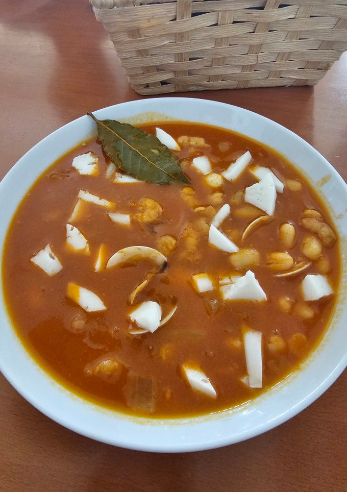 Una foto de Fabes con almejas y gambas