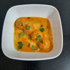 A picture of Malai kofta with gravy.