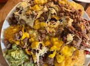 Una foto de nachos con crema agria