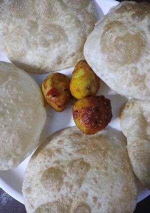 লুচি (Luchi recipe in Bengali) রেসিপির প্রধান ছবি