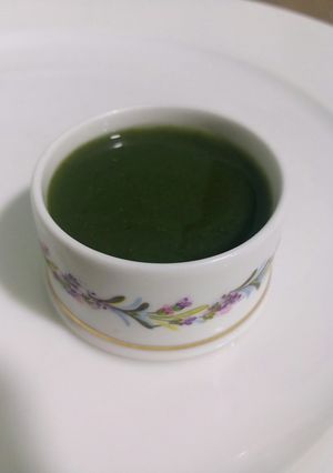 A picture of Green chutney.