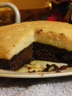 Una foto de Torta de chocolate con quesillo 😋🍰