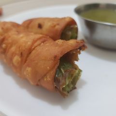 A picture of Chilli roll samosa.