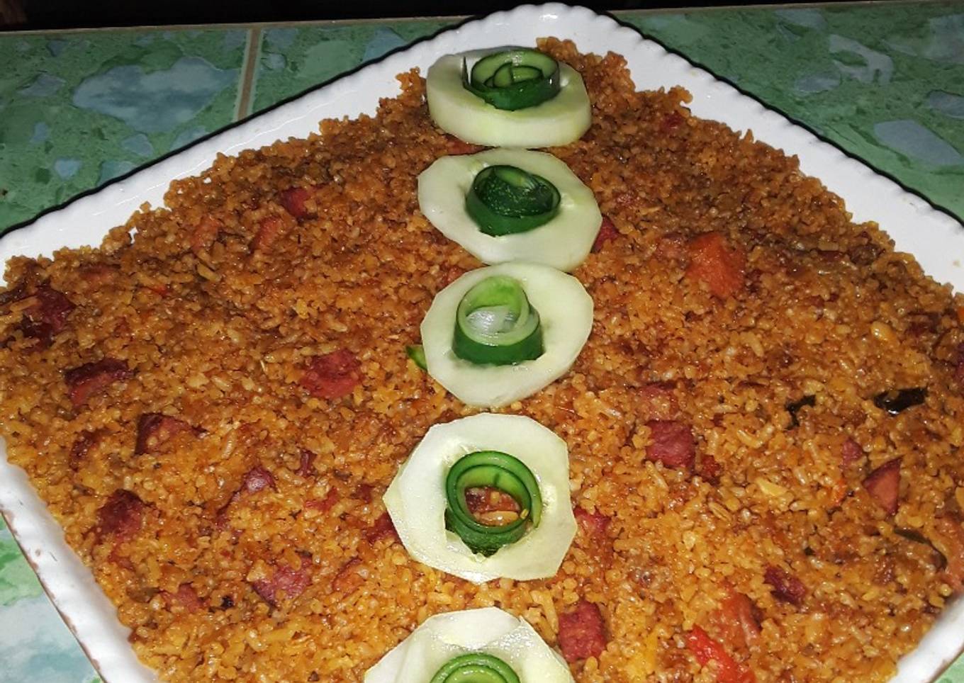 Arroz frito al estilo La buena Cubana acompañado con ensalada de pepino fresco