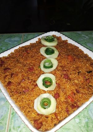 Una foto de Arroz frito al estilo La buena Cubana acompañado con ensalada de pepino fresco