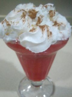 Una foto de Copa de 🍉 sandia con 🍓 fresa, nata con canela