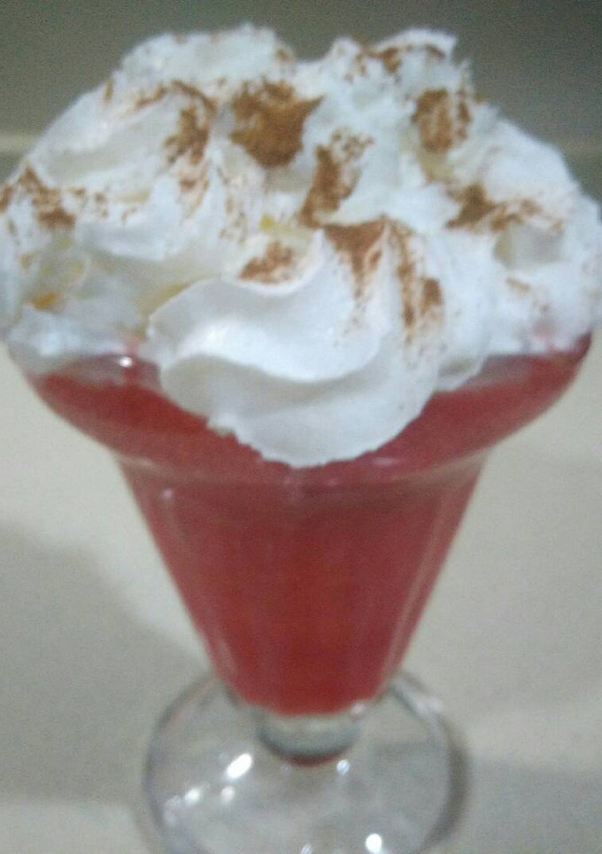 Una foto de Copa de 🍉 sandia con 🍓 fresa, nata con canela