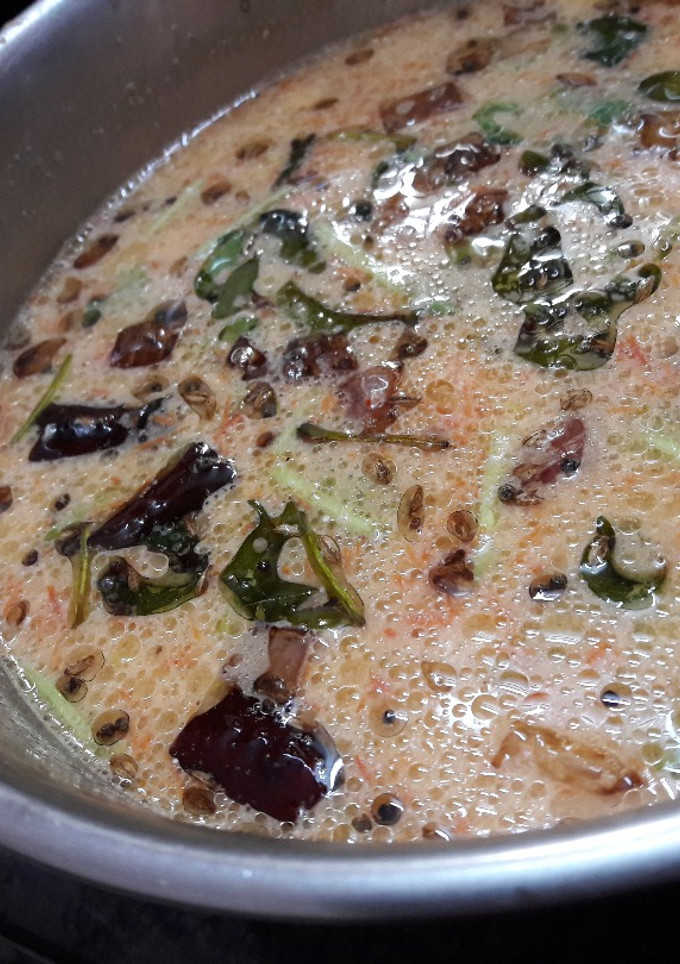 தக்காளி டம்ப்ளி- தக்காளி தயிர் பச்சடி செய்முறை முக்கிய புகைப்படம்
