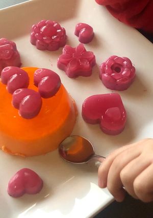 Una foto de Formas de gelatina con crema 🌺🦋♥️