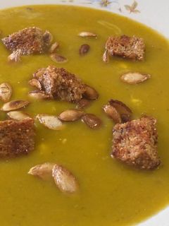 Una foto de Sopa crema de calabaza y puerro (exquisita y super fácil)