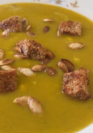 Una foto de Sopa crema de calabaza y puerro (exquisita y super fácil)