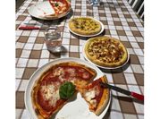 Una foto di pizza rosmarino