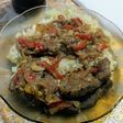 Hígado encebollado con arroz blanco