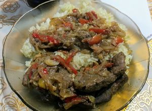 Una foto de Hígado encebollado con arroz blanco