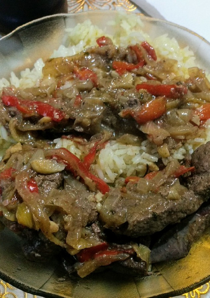 Una foto de Hígado encebollado con arroz blanco