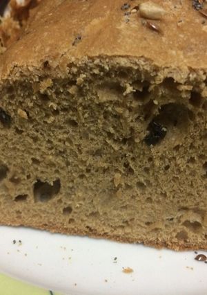 Una foto de Pan rústico con aceitunas negras y aceite de oliva