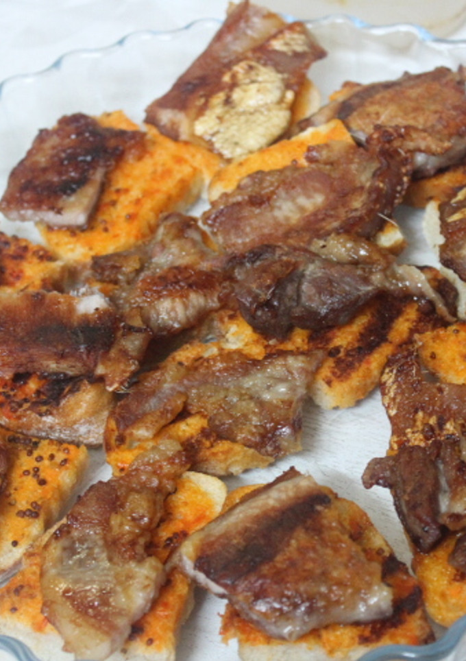 Una foto de Rebanadas de pan con tocino