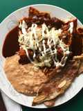 Chilaquiles con Bistec en Chile Pasilla