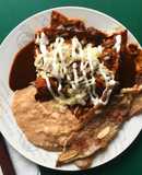 Chilaquiles con Bistec en Chile Pasilla