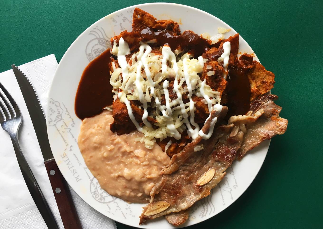 Chilaquiles con Bistec en Chile Pasilla