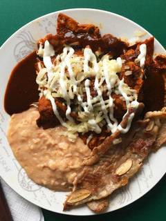 Una foto de Chilaquiles con Bistec en Chile Pasilla