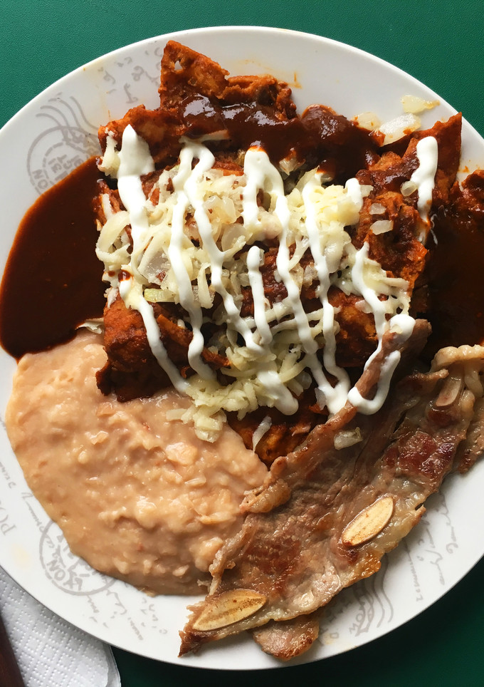 Una foto de Chilaquiles con Bistec en Chile Pasilla