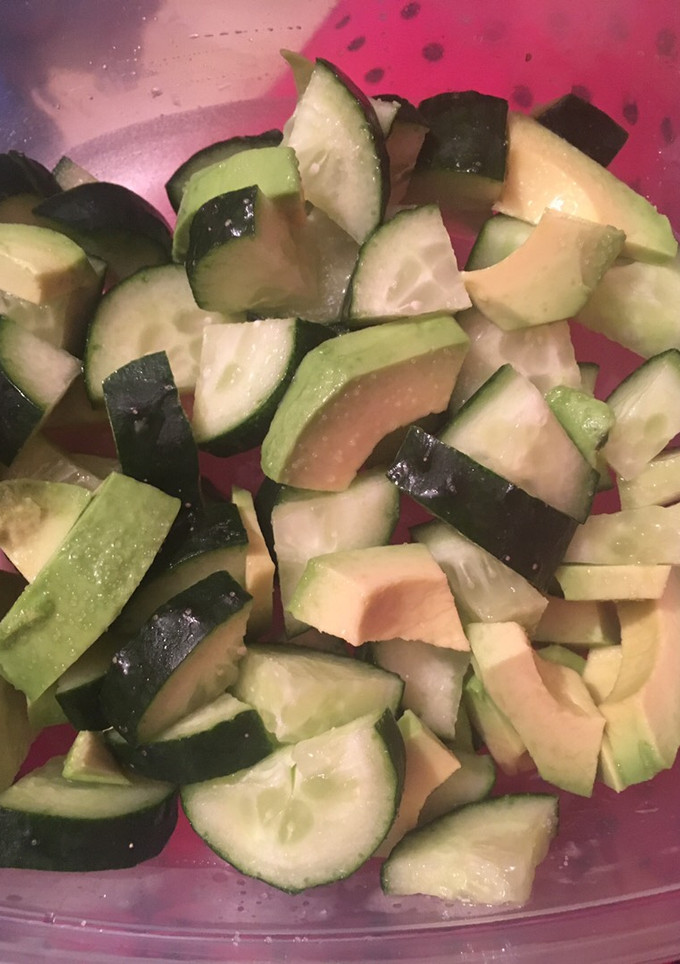 Una foto de Recetas de tupper #3 ensalada de pepino y aguacate