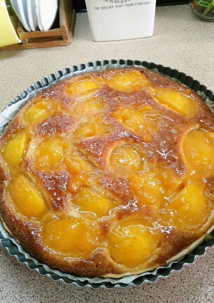 Una foto de Tarta de melocotón con mermelada y almendra