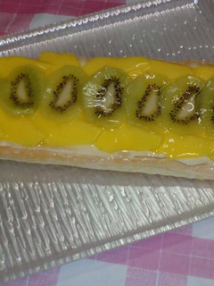 Una foto de Tarta de hojaldre, con crema diplomática y fruta