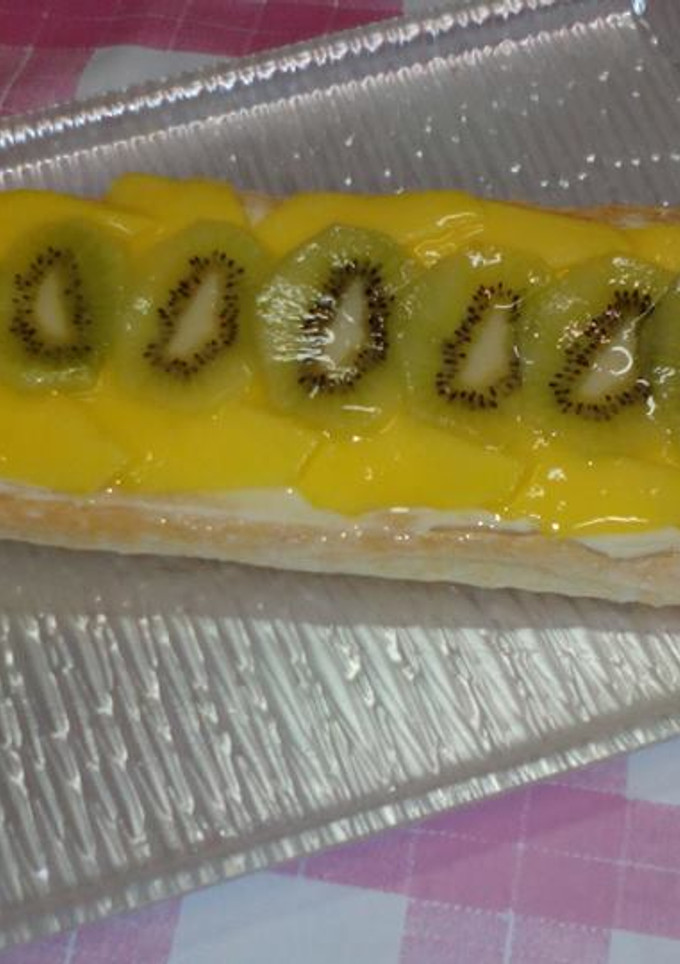 Una foto de Tarta de hojaldre, con crema diplomática y fruta