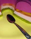 Postre con gelatina y leche líquida