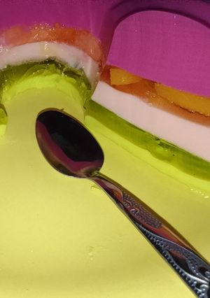 Una foto de Postre con gelatina y leche líquida
