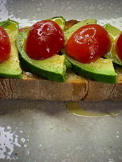 Foto principal de Tostada de aguacates y cherrys
