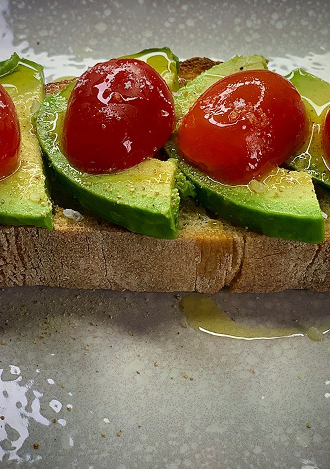Una foto de Tostada de aguacates y cherrys
