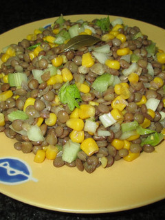 Una foto de Ensalada de lentejas con maíz